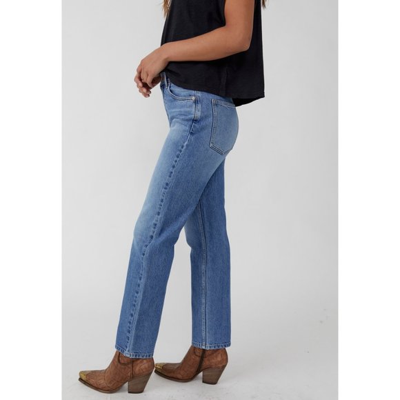 🎉LAST CHANCE🎉 FREE PEOPLE Pacifica Straight Leg Jeans / Mid Blue - Picture 3 of 7